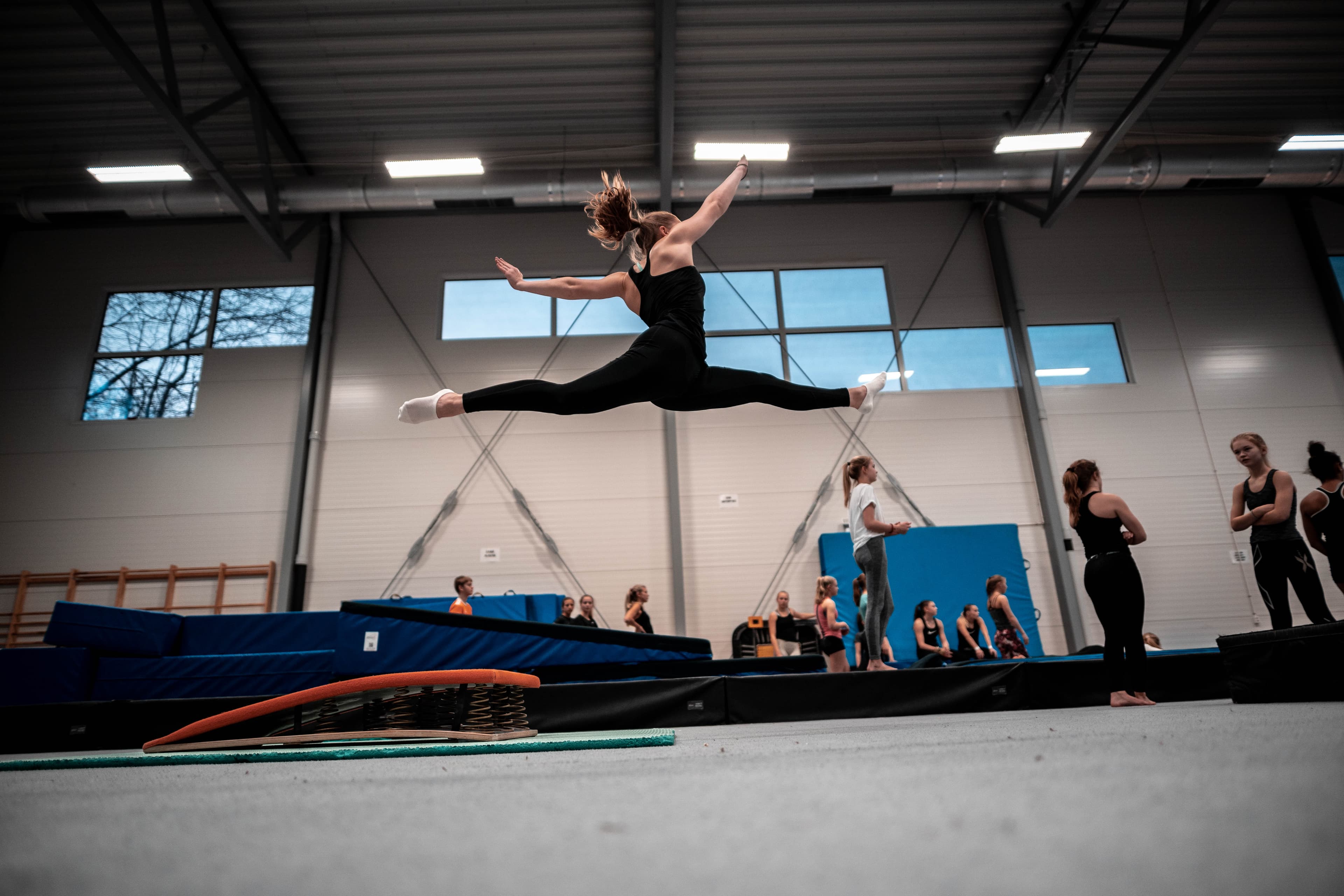 TeamGym-gymnast i luften under træning