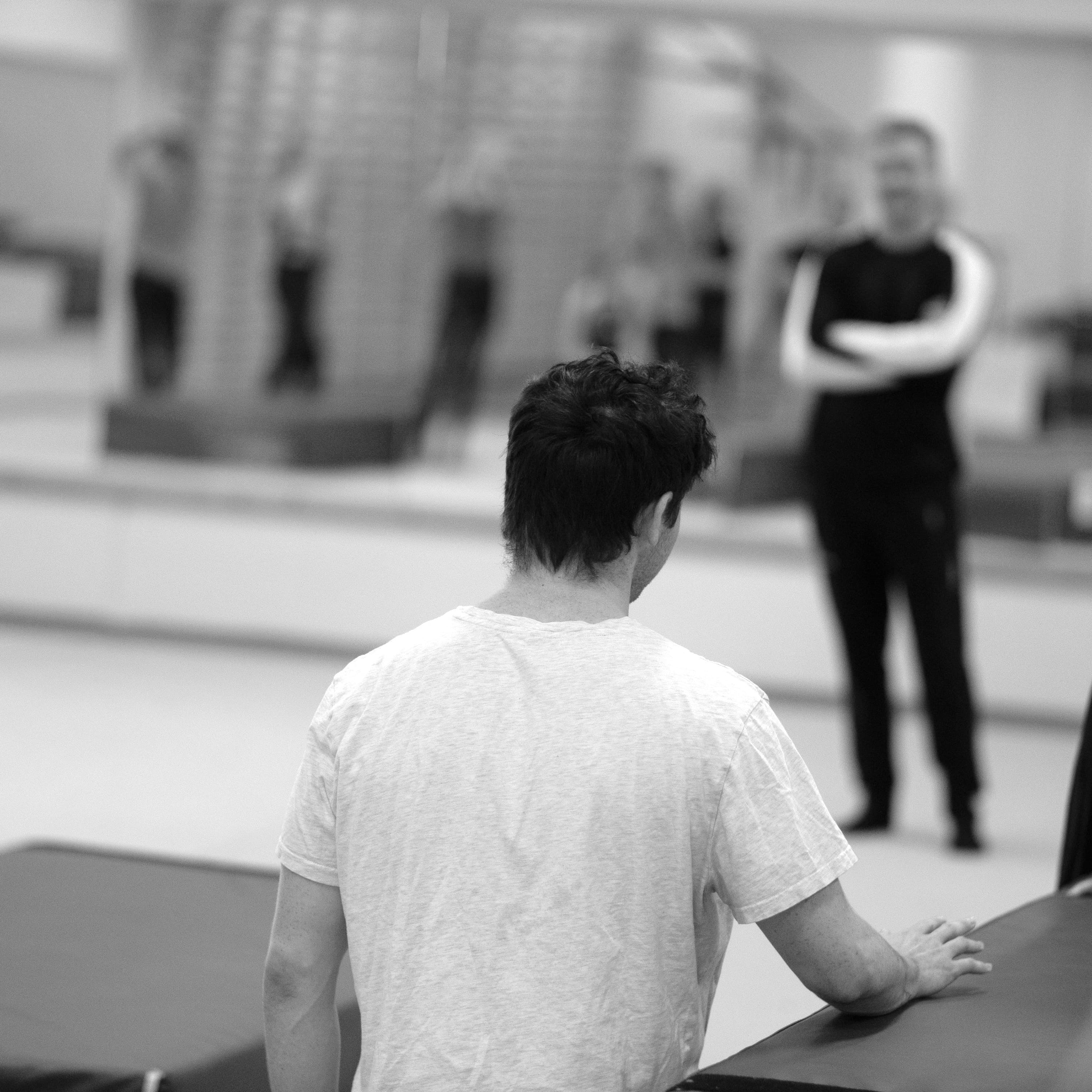 Træner støtter fokuseret gymnastudvikling